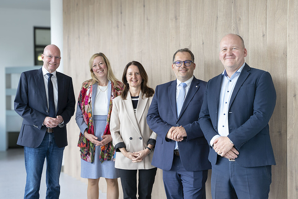 v.l.n.r.: Referatsleiter Bruno Bartscher, Prorektorin für Forschung, Transfer und Internationalisierung Prof. Dr. Sophia Keil, Staatssekretärin Prof. Dr. Heike Graßmann, Rektor Prof. Dr. Alexander Kratzsch und Kanzler Christoph Duscha