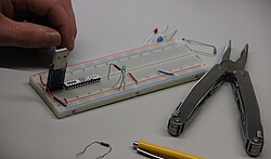 Die Steckplatte ist Grundlage für den Mini-Computer.