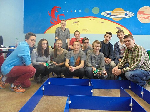 Herr Egmont Schreiter mit Schülern des Seifhennersdorfer Gymnasiums