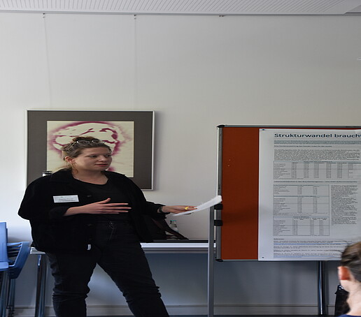 Eine Rednerin im Seminarraum