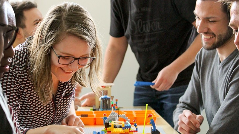 Studierende erläutern sich gegenseitig und anschaulich Methoden der Produktionsoptimierung