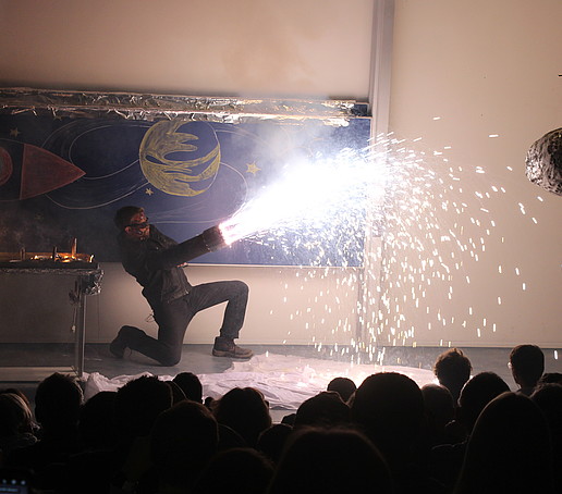 Der Terminator zerstört mittels Feuerkanone den Pappmaché-Asteroiden.