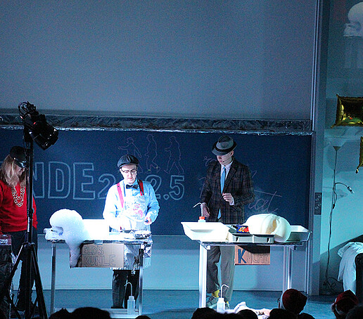 Die Olsenbande experimentiert auf der Bühne.