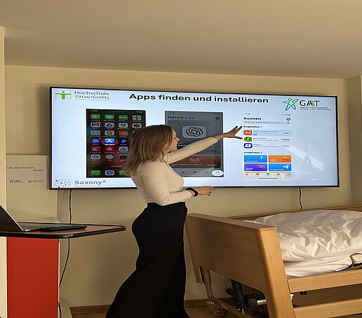 Referentin erlärt an einer großen Leinwand