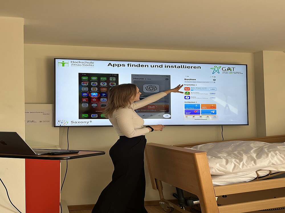 Referentin erklärt am großen Bildschirm