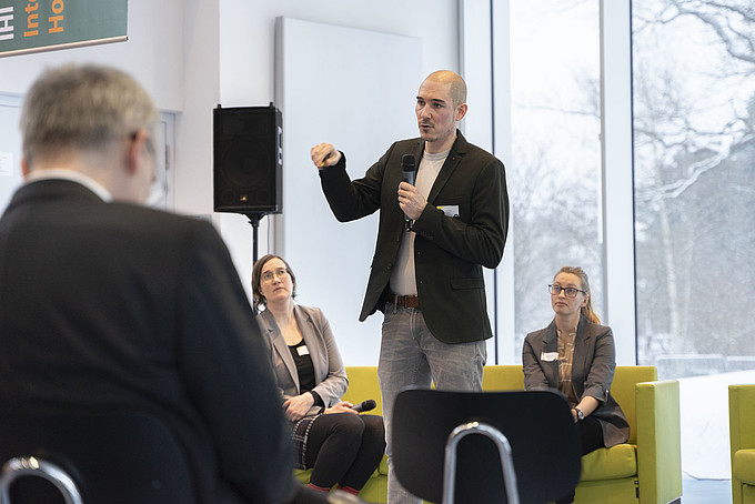 Ein Vortragender vor Publikum