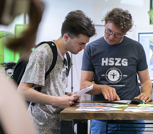 Besucher lässt sich beraten.