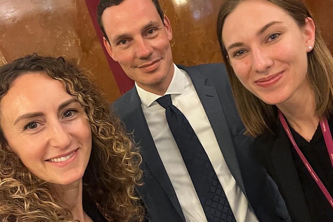 Prof. Dr. Erik Hahn und zwei Exkursionsteilnehmerinnen