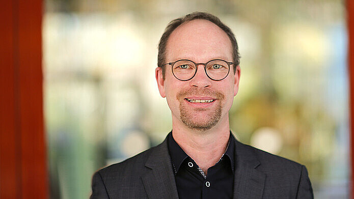 Prof. Dr. Andreas Hoff lächelt in die Kamera.