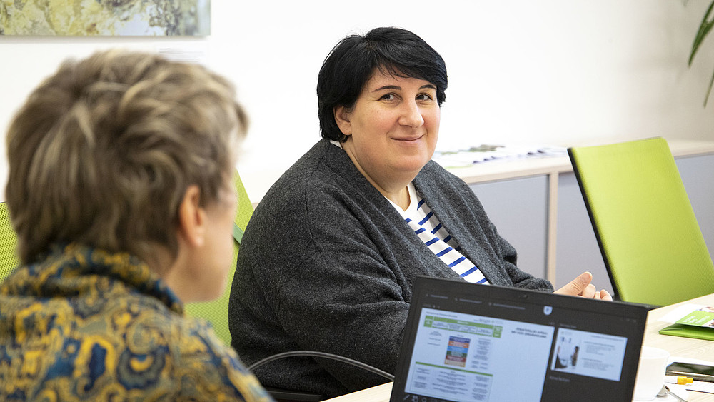Maka Lashkhia (re.), Leiterin der Abteilung Qualitätssicherung an der Fakultät für Künste und Wissenschaften der Ilja State University, im Gespräch mit Dr. Peggy Sommer, Qualitätsmanagement der HSZG.