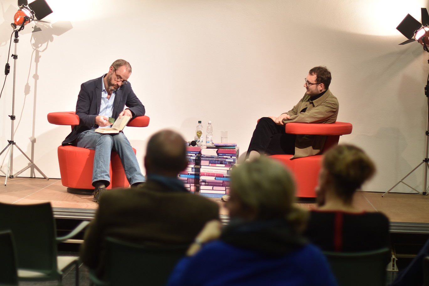 Prof. Raj Kollmorgen und Lukas Rietzschel im Gespräch auf einer Bühne.