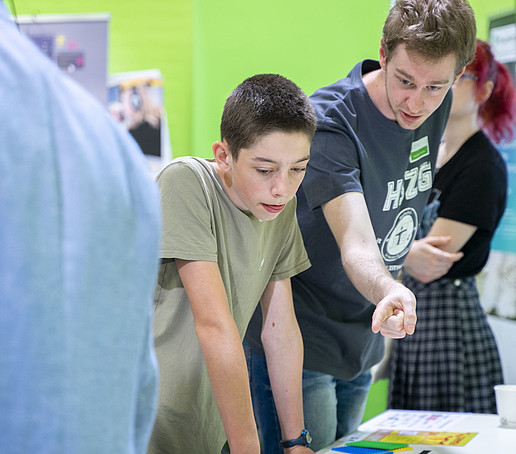 Schüler schauen sich am HSZG-Stand um.