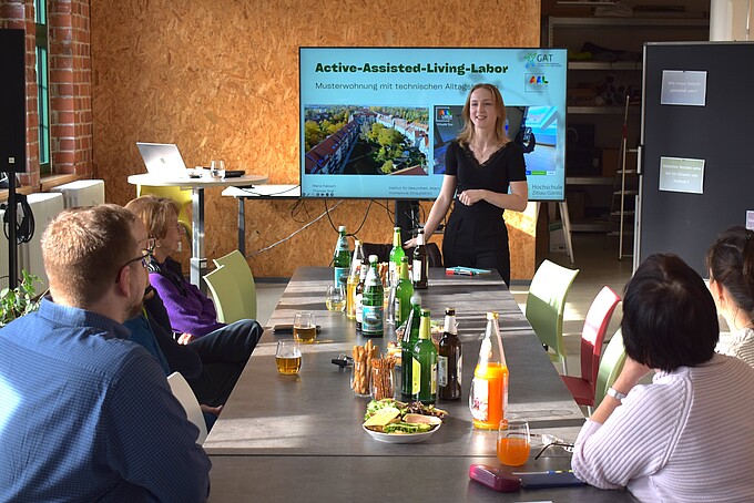 Referentin spricht vor einer Gruppe