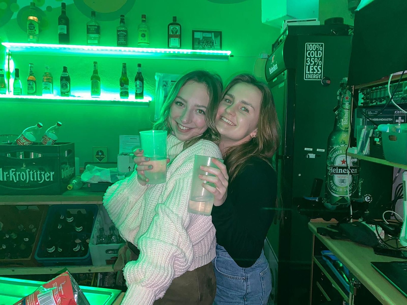 zwei Studierende hinter einem Bartresen