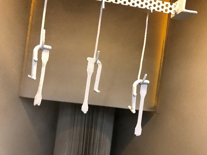 Zeigt ein Bauteil aus naturfaserverstärktem Kunststoff, auf welches Pulverlack aufgetragen wurde