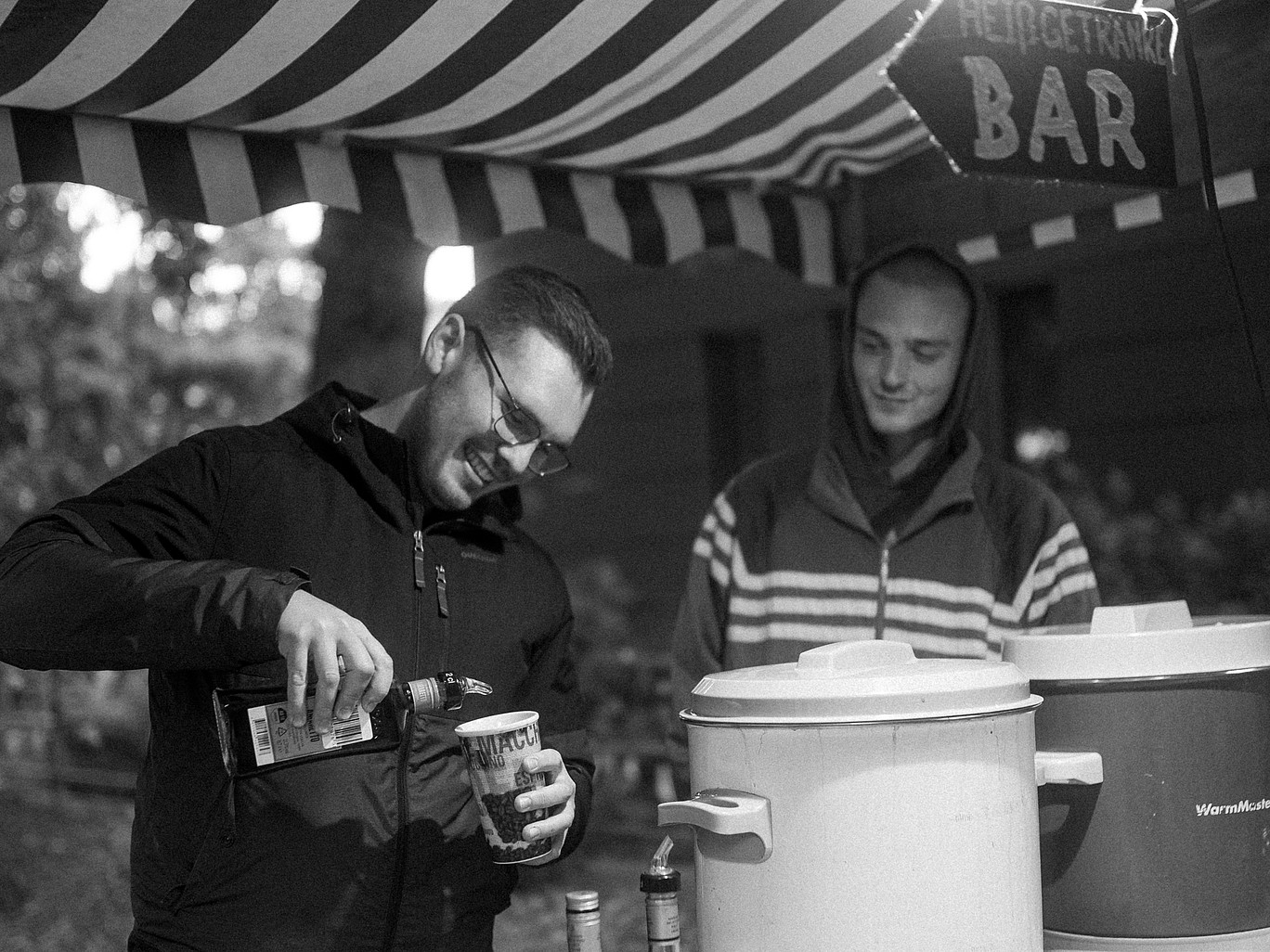 Zwei Personen vor dem Glühweinwärmer