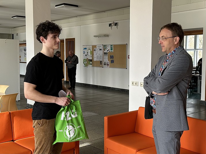 Dekan Kroschel (re.) beglückwünschte Tom persönlich zu seinem erfolgreichen Abschluss des Kurses und überreichte ihm Erinnerungsgeschenke.