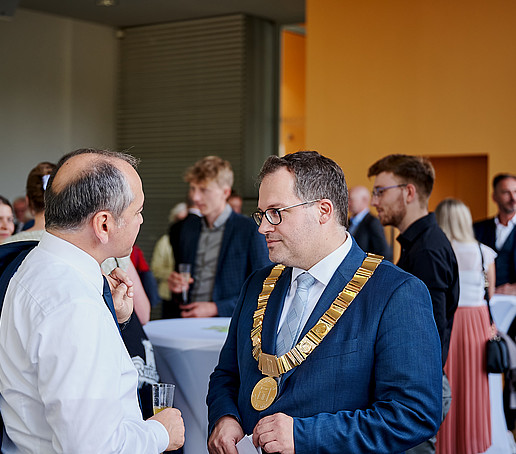 Der Rektor im Gespräch mit Bürgermeister Ursu.