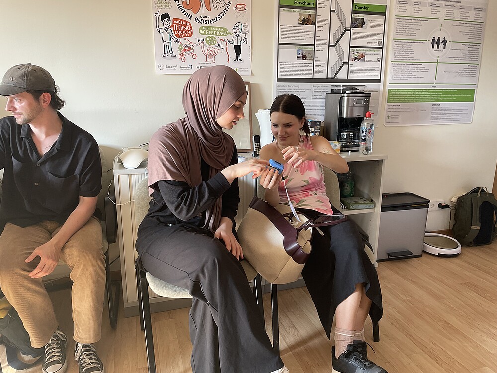 2 junge Frauen testen ein Gerät