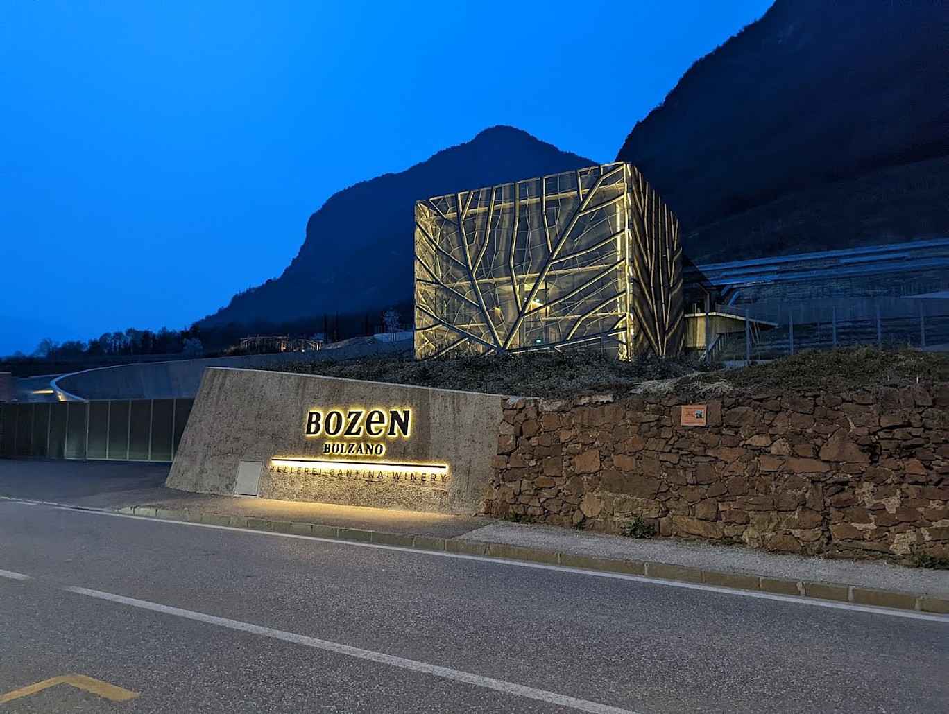 beleuchtete Mauer mit der Inschrift Bozen