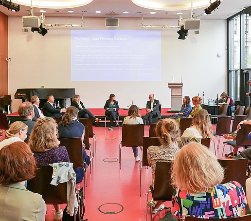 Daniela Mussgiller vom MDR, Staatsminister Oliver Schenk, Claas Danielsen von der MDM, Detlef Heuke von ver.di und Alina Cyranek vom Filmverband Sachsen in der abschließenden Diskussionsrunde.