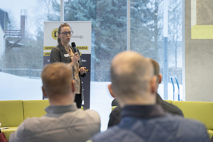 Eine Vortragende vor Publikum