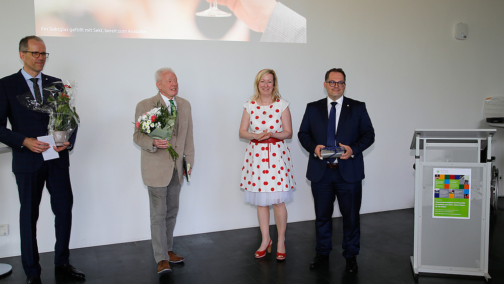 Der Fördervereinsvorsitzende, der Lehre des Jahres Prof. Wolfgang Kästner, die Prorektorin und der Rektor stehen vor dem Publikum.