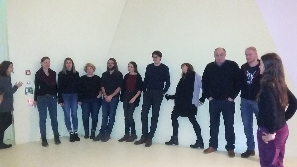 Masterstudenten Kultur und Management vor dem Hiroshima-Danksagungs-Apparat von Ingo Günther (1995) im Militärgeschichtlichen Museum Dresden. Photo: M. Vogt 2017