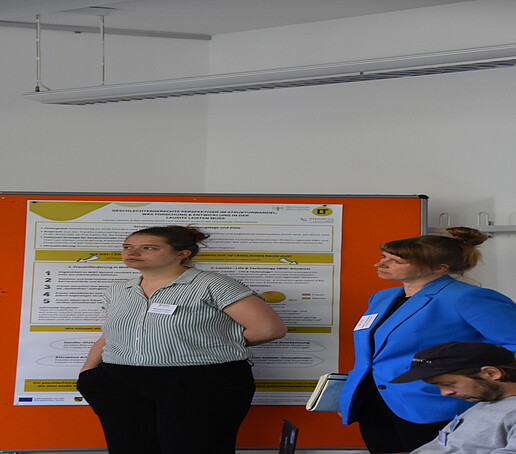 2 Rednerinnen vor einer Pinnwand