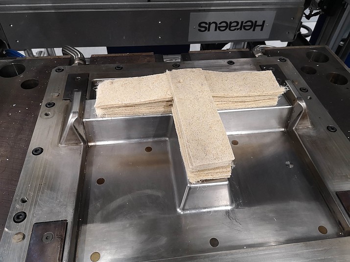 Fertigungsschritt - Pressen von Naturfaserkunststoff 