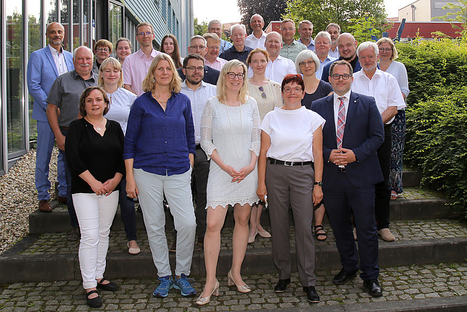 Gruppenfoto mit dem Rektorat und dem Senat vor Haus G I in Görlitz.