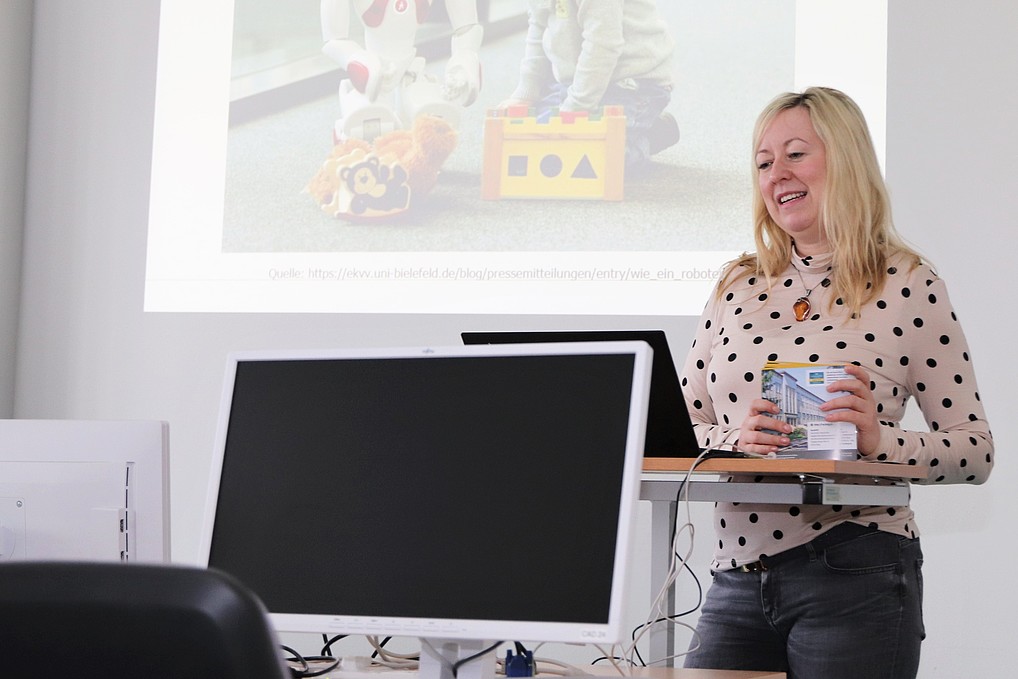 Frau Professor Keil gibt den SchülerInnen einen Einblick in moderne Formen der Produktion und Logistik