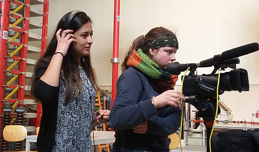 In der Hochspannungshalle wurden physikalische Effekte bei hoher Spannung mit der Kamera festgehalten.