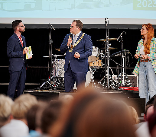 Der Rektor beim Live-Talk mit Lennart und Vicky.