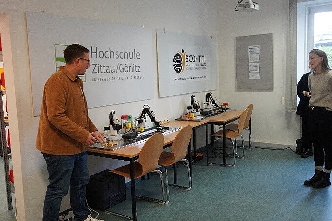 Zwei Versuchstände im Sco-tti-Labor auf Tischen.