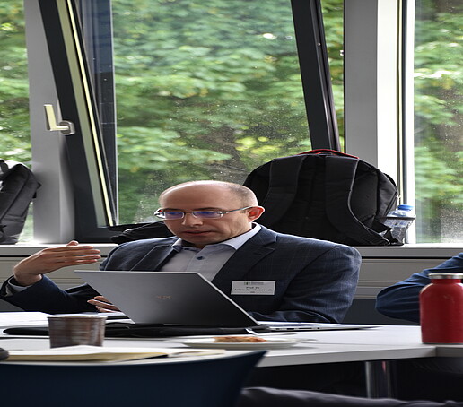 Ein Teilnehmer im Seminarraum