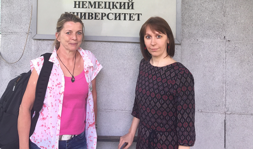 Simone Kunze (l.) vom Akademischen Auslandsamt zu Besuch in Kasachstan