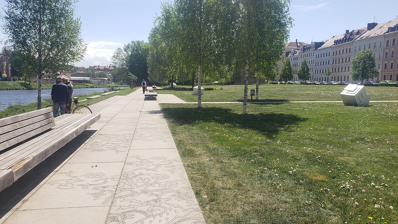 Bänke, Bäume und viel Wiese mit Blick auf den Fluss Neiße