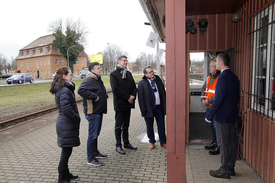 Besuch der HSZG und Rektor vor dem Lehrstellwerk Süd