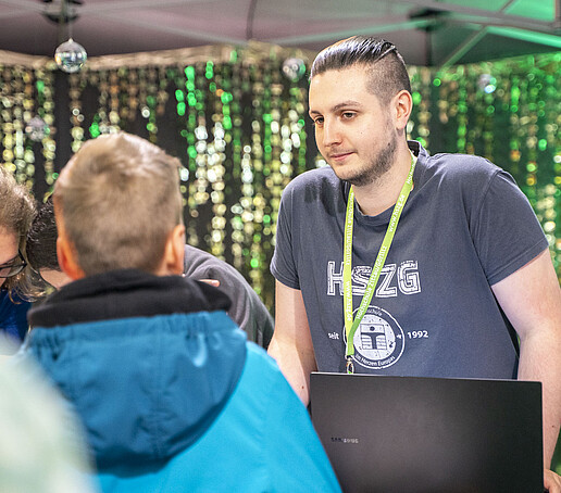 Ein Student berät einen Schüler.