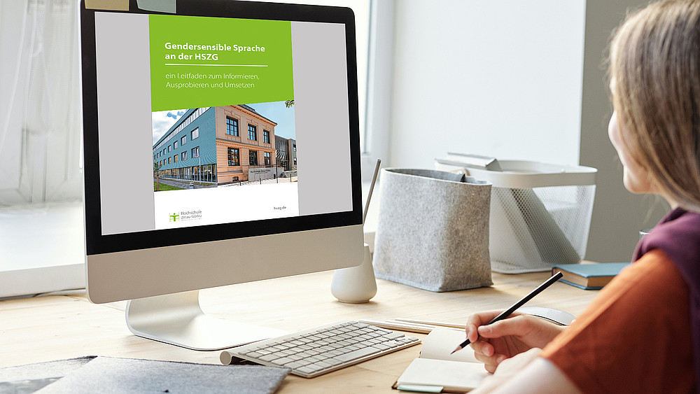 Eine junge Frau sitzt vor dem Computer. Auf dem Bildschirm ist der Gendersensible Leitfaden eingeblendet.