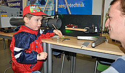 Wie geht das eigentlich mit dem Windkanal? Die Kleinen erhielten Antworten auf alle Fragen. Wie geht das eigentlich mit dem Windkanal? Die Kleinen erhielten Antworten auf alle Fragen.