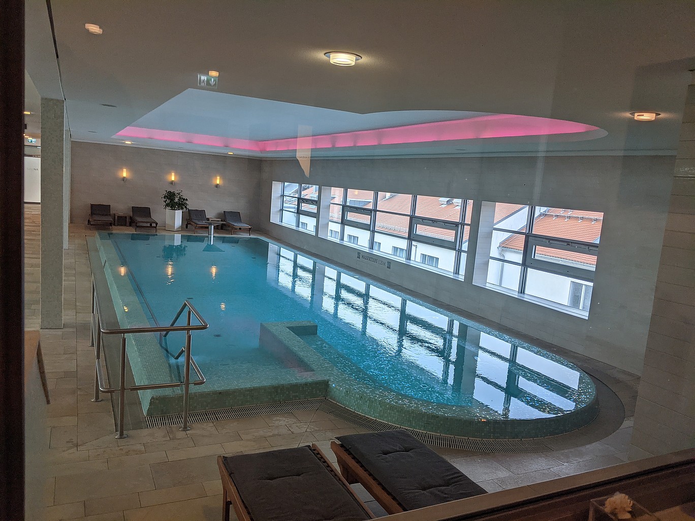 Blick auf ein Schwimmbecken