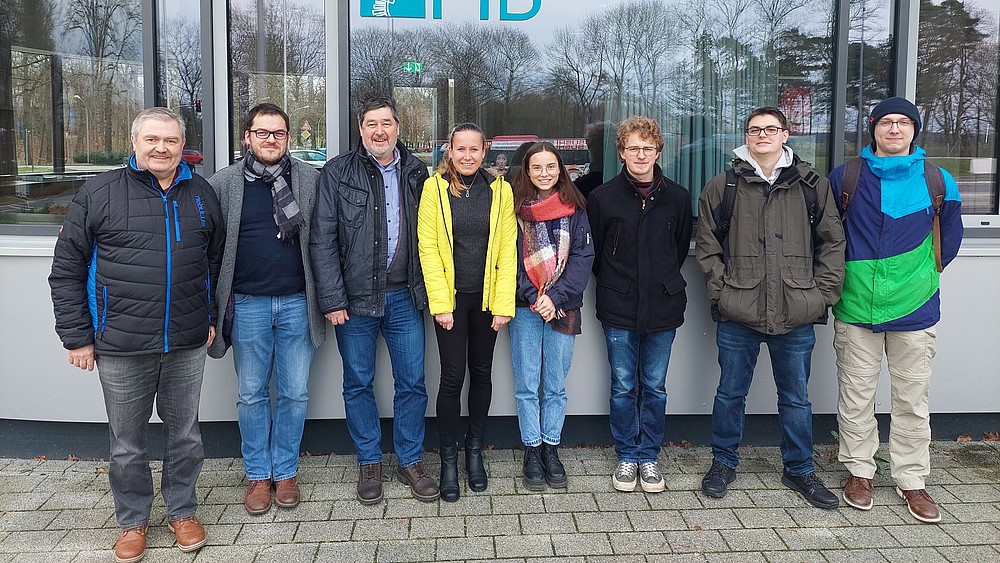 Eine Gruppe von F-M-Ausflüglern vor dem PTB-Gebäude