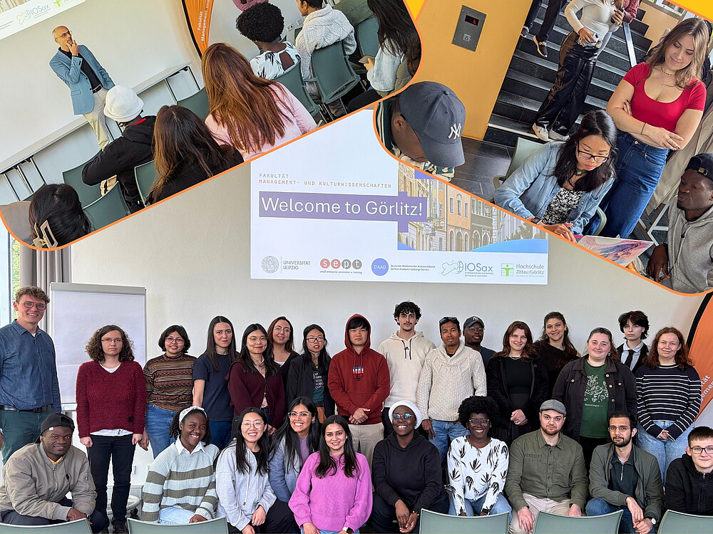Das Bild zeigt eine Collage aus mehreren Szenen einer internationalen Begrüßungsveranstaltung, die vermutlich an einer deutschen Hochschule stattfindet, genauer gesagt in Görlitz. Die zentrale Botschaft „Welcome to Görlitz!“ ist auf einem großen Banner zu lesen, das auf die Fakultät für Management- und Kulturwissenschaften sowie auf verschiedene beteiligte Organisationen (Universität Leipzig, DAAD, DIO Sax, Hochschule Zittau/Görlitz, sepa) hinweist.  Obere Bildhälfte (Collage):  Links oben spricht ein Mann im blauen Sakko und mit Brille vor einer Gruppe von Studierenden.  Rechts oben sind Studierende in einem Treppenhaus zu sehen, wie sie sich unterhalten oder warten.  In der Mitte unten rechts beugen sich einige Teilnehmende über einen Tisch und arbeiten gemeinsam an einer Aufgabe oder betrachten ein Dokument.  Untere Bildhälfte (Gruppenfoto):  Ein großes Gruppenfoto zeigt etwa 26 internationale Studierende und zwei betreuende Personen (vermutlich Dozierende oder Veranstalter).  Die Gruppe wirkt fröhlich und bunt gemischt – Menschen unterschiedlicher Herkunft und Kulturen lächeln in die Kamera.  Das Banner „Welcome to Görlitz!“ bildet den Hintergrund des Fotos.  Allgemeiner Eindruck: Die Veranstaltung scheint Teil eines internationalen Austausch- oder Einführungsprogramms zu sein, bei dem neue internationale Studierende willkommen geheißen und in ihre neue Umgebung eingeführt werden. Die Atmosphäre wirkt offen, freundlich und multikulturell.