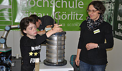 Der Siebturm - Wird eine Bodenprobe dort „hindurchgeschüttelt“, erhält man eine saubere Sortierung der verschiedenen Korngrößen. Der Siebturm - Wird eine Bodenprobe dort „hindurchgeschüttelt“, erhält man eine saubere Sortierung der verschiedenen Korngrößen.