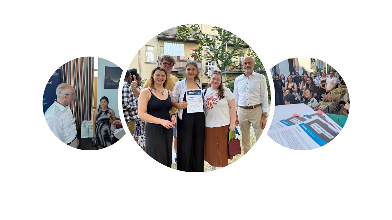 Die Collage besteht aus drei kreisförmig zugeschnittenen Bildern und zeigt Eindrücke einer Preisverleihung oder Abschlussveranstaltung:  Linkes Bild: Zwei Personen stehen im Gespräch in einem Raum mit buntem Vorhang und Informationsbanner im Hintergrund. Auf einem Tisch sind weiße Geschenktaschen zu sehen.  Mittleres Bild (zentrales Bild): Eine Gruppe junger Menschen steht draußen in einem Hof. Eine Person in der Mitte hält eine Urkunde mit der Aufschrift „Third Place – Virtual Agora“. Alle lächeln in die Kamera. Rechts steht ein Mann im weißen Hemd.  Rechtes Bild: Eine größere Gruppe von Menschen steht versammelt im Freien. Im Vordergrund liegt ein Tisch mit gedruckten Informationsblättern.