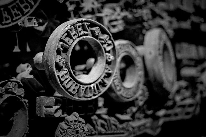 Schwarz-Weiß-Aufnahme von Sherryfass-Stempeln.