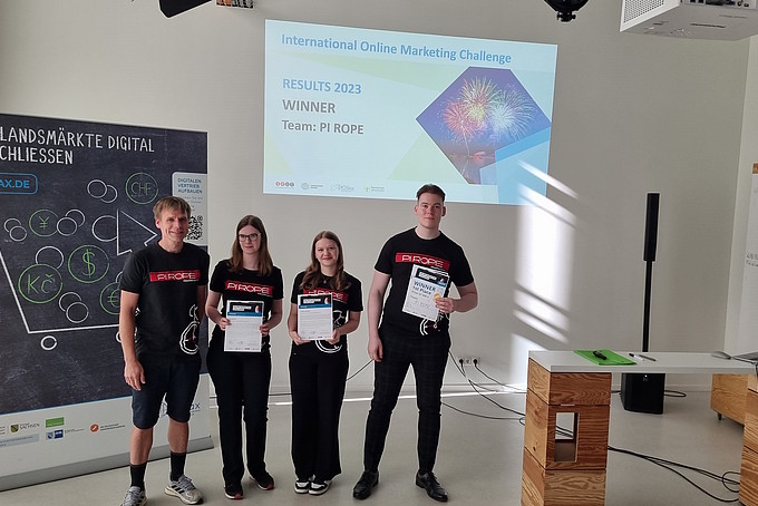 Vier Studierende mit Urkunde