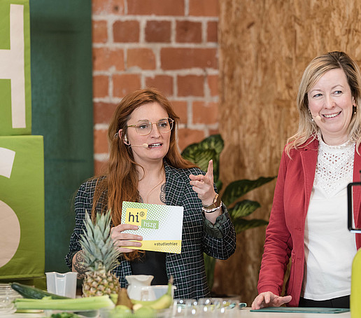 Moderatorin und Prorektorin im Studio